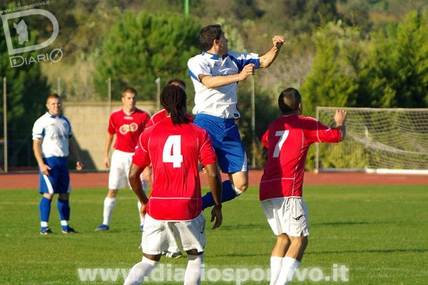 Capoterra-Barisardo 0-1, Salvatore Magrini salta di testa su Daniele Cardia e Aly Diallò
